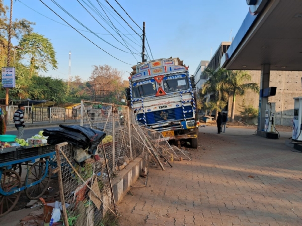 ମୁଖ୍ୟ ରାସ୍ତାରେ ଧାନ ବୋଝେଇ ଟ୍ରକ୍  ରାସ୍ତା କଡକୁ ଭାର ସାମ୍ୟ ହରାଇ ଧସେଇ ପେଟ୍ରୋଲ ପମ୍ପ ଭିତରେ ପଶିଲା