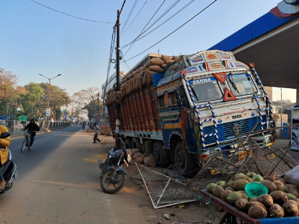 ମୁଖ୍ୟ ରାସ୍ତାରେ ଧାନ ବୋଝେଇ ଟ୍ରକ୍  ରାସ୍ତା କଡକୁ ଭାର ସାମ୍ୟ ହରାଇ ଧସେଇ ପେଟ୍ରୋଲ ପମ୍ପ ଭିତରେ ପଶିଲା