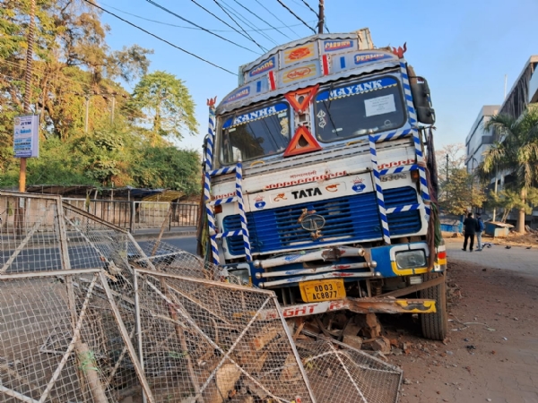 ମୁଖ୍ୟ ରାସ୍ତାରେ ଧାନ ବୋଝେଇ ଟ୍ରକ୍  ରାସ୍ତା କଡକୁ ଭାର ସାମ୍ୟ ହରାଇ ଧସେଇ ପେଟ୍ରୋଲ ପମ୍ପ ଭିତରେ ପଶିଲା