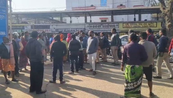 ପୁରୁଣା ଡାକ୍ତର ଖନା ରେ ଓପିଡି ଦାବିରେ ପାଟଣାଗଡ଼ ୧୨ ଘଣ୍ଟିଆ ବନ୍ଦ ପାଳନ