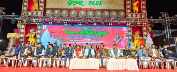 ତୃତୀୟ ଦିନରେ କଳାହାଣ୍ଡି ଉତ୍ସବ ଘୁମୁରା-୨୦୨୬ ମାଣିକେଶ୍ବରୀଙ୍କ ଆଶୀର୍ବାଦରୁ କଳାହାଣ୍ଡି ବାସୀଙ୍କ ଜୀବନ ଧନ୍ୟ