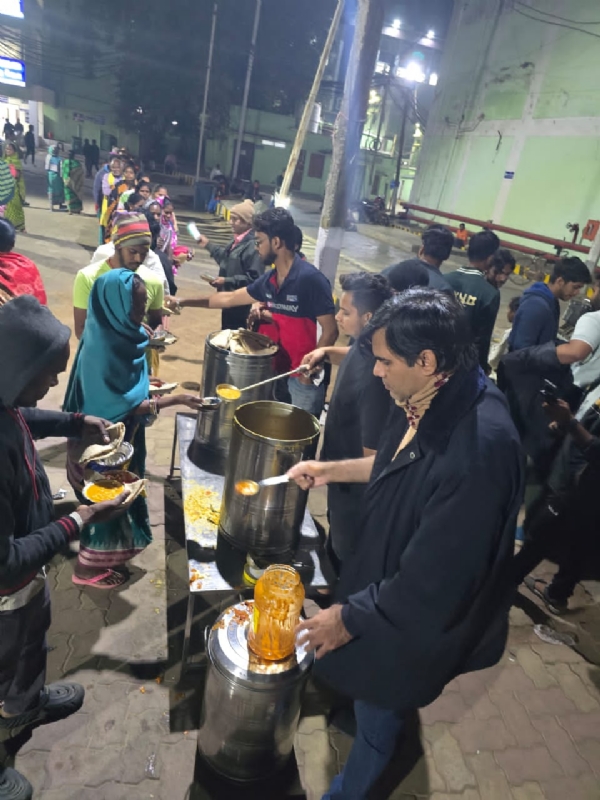 *ବଲାଙ୍ଗିରରେ ସମାଜ ସେବାର ମହାନ ଉଦାହରଣ: ସହଯୋଗ ଫାଉଣ୍ଡେସନ୍ ଓ CNC କଲେଜର ସଂଯୁକ୍ତ ପ୍ରୟାସରେ ୭୦୦ରୁ ଅଧିକ ଲୋକଙ୍କୁ ଖାଦ୍ୟ ଓ ବସ୍ତ୍ର ବଣ୍ଟନ*