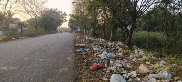 ନାରାରେ ସବୁଜ ପରିବେଶ,  ଅଳିଆ ଆବର୍ଜନାରେ ନର୍କ ପାଲଟିଛି ଏମଭି–୭୯ର ପ୍ରବେଶ ପଥ