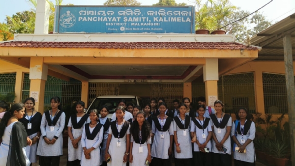 ଲକ୍ଷ୍ମୀ ବସ୍ ଯାତାୟତ ଅଭାବରେ ଶିକ୍ଷା ବାଧାଗ୍ରସ୍ତ , ଛାତ୍ର ଛାତ୍ରୀ ବିଡ଼ିଓଙ୍କ ଦ୍ଵାରସ୍ତ