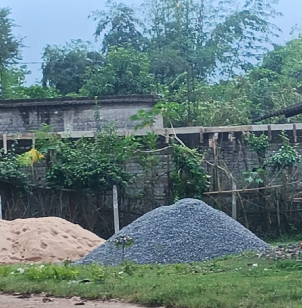 ଗୋଚର ଜମିରେ ପ୍ରାସାଦ ନିର୍ମାଣ,   ସରକାରୀ ନିର୍ଦ୍ଦେଶକୁ ବେଖାତିର, ଉଛେଦ ହେବ କେବେ (ଫଟୋ)