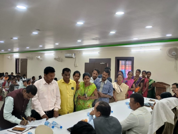 ମିଲର୍ସଙ୍କ ମନମାନି ଅଭିଯୋଗ,  କଟିନି ଛଟନିକୁ ନେଇ ତାତିଲେ ଚାଷୀ, ମିଳିତ ଅଭିଯୋଗ ଶୁଣାଣିରେ ଅଧିକାରୀଙ୍କୁ ଘେରିଲେ