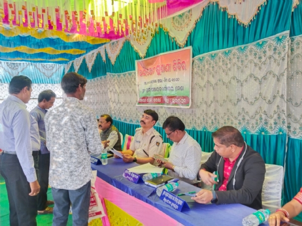 ସୁବର୍ଣ୍ଣପୁର ଜିଲ୍ଲାର ତରଭା ବ୍ଲକ ସ୍ତରୀୟ ଜିଲ୍ଲାପାଳ ଓ ଆରକ୍ଷୀ ଅଧିକ୍ଷକଙ୍କ ଯୁଗ୍ମ ଅଭିଯୋଗ ଶୁଣାଣି ଶିବିର ତରଭା ପଞ୍ଚାୟତ ସମିତି ଅନ୍ତର୍ଗତ ମେଣ୍ଡା ଗ୍ରାମ ପଞ୍ଚାୟତ କାର୍ଯ୍ୟାଳୟ ସ୍ଥିତ ମେଣ୍ଡା ଉଚ୍ଚ ବିଦ୍ୟାଳୟ ଖେଳ ପଡିଆ ପ୍ରାଙ୍ଗଣ ଠାରେ ଅନୁଷ୍ଠିତ  : * ବିଭିନ୍ନ ପ୍ରକାରର    ୬୨( ବାଆସଠୀ) ଗୋଟି ଅଭିଯୋଗ ଦରଖାସ୍ତ ଗ୍ରହଣ :