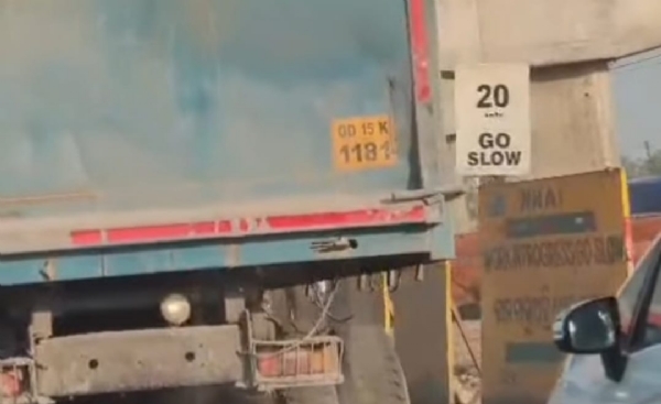 ଭାରି ଯାନ ଚଳାଚଳ ଯୋଗୁଁ ରାସ୍ତା ପାଲଟିଛି ମରଣଯନ୍ତା