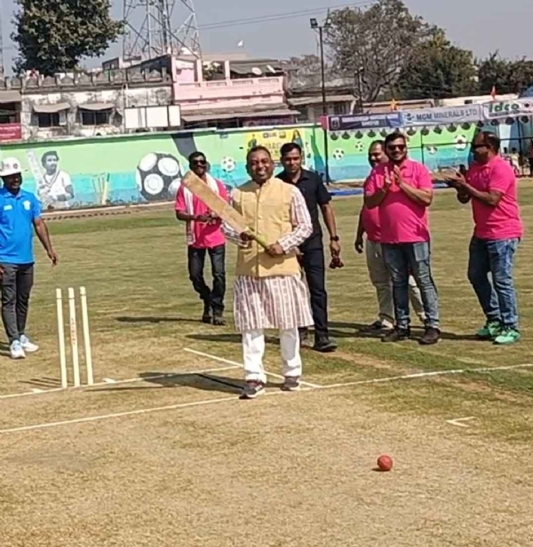 ୩୭ ତମ ସର୍ବଭାରତୀୟ ଲାଲମନି କ୍ରିକଫେଷ୍ଟ ଉଦଘାଟିତ* - *ଏସପି ଙ୍କ ଘାତକ ବୋଲିଂ ରେ ବିଧାୟକ କ୍ଲିନ୍ ବୋଲ୍ଡ