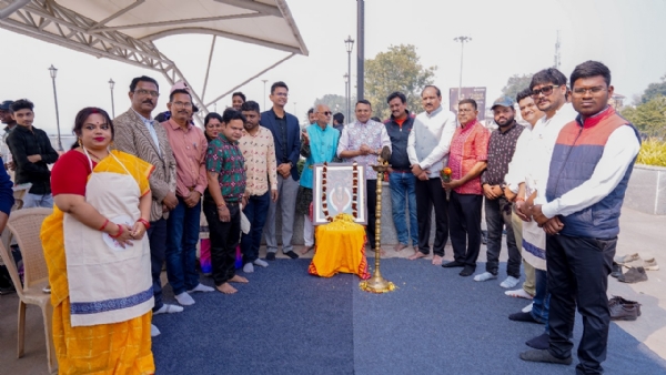 ସମ୍ବଲପୁର ଲୋକ ମହୋତ୍ସବ : ଚିତ୍ରକଳା କର୍ମଶାଳାରେ କଳାକାରଙ୍କ ତୂଳୀରେ ଜୀବନ୍ତ ହେଲା ଫଟୋଚିତ୍ର ସମ୍ବଲପୁର ଲୋକ ମହୋତ୍ସବ : ଚିତ୍ରକଳା କର୍ମଶାଳାରେ କଳାକାରଙ୍କ ତୂଳୀରେ ଜୀବନ୍ତ ହେଲା ଫଟୋଚିତ୍ର