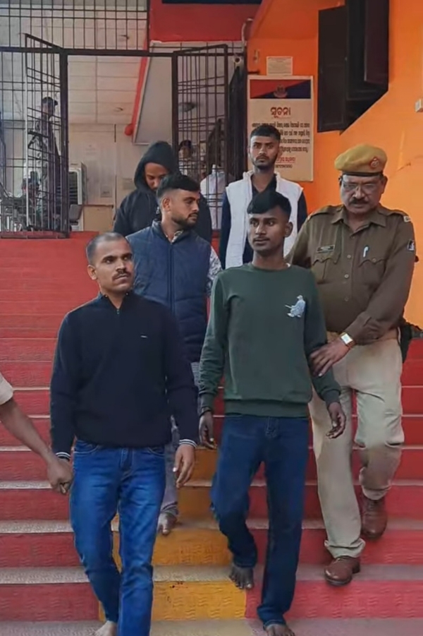 ବେଆଇନ ମାଦକ ଦ୍ରବ୍ୟ ଚାଲାଣ ଥମିବାର ନାଁ ନେଉନାହିଁ  ୩୭ କେଜିରୁ ଉର୍ଦ୍ଧ୍ବ ଗଞ୍ଜେଇ ଜବତ, ୫ କୋର୍ଟ ଚାଲାଣ