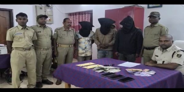 ଯୋଡ଼ାପୋଲିସ୍ କବଜାରେ ତିନି ଜଣ ଧଳାଜହର ବେପାରି, ନଗଦଟଙ୍କା ଗାଡ଼ି ଓ ମୋବାଇଲ୍ ଜବତ୍‌