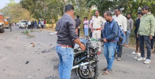 ପିକଅପ ଭ୍ୟାନ କୁ ଧକ୍କା ଦେଲା ବାଇକ, ଦୁଇ ମୃତ ଜଣେ ଗୁରୁତର