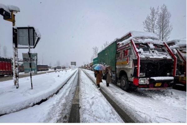 କାଶ୍ମୀରରେ ତୁଷାରପାତ ଯୋଗୁଁ ରାସ୍ତା ବନ୍ଦ, ରେଳ ଏବଂ ବିମାନ ଚଳାଚଳ ବାଧାପ୍ରାପ୍ତ