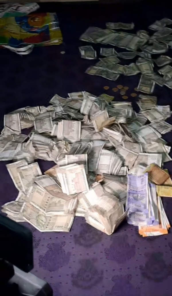 ହୋଟେଲ ଉପହାର ପ୍ଯାଲେସର ଜୁଆ ଆସରରେ ଚଢ଼ାଉ, ଲକ୍ଷାଧିକ ଟଙ୍କା ଜବତ ୭ ଅଟକ