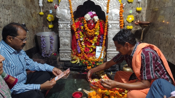 ମହିମା ସୁବର୍ଣ୍ଣପୁର ଲୋକ ମହୋତ୍ସବ ରାଜ୍ୟ ସ୍ତରୀୟ ପଲ୍ଲୀଶ୍ରୀ ମେଳା - ୨୦୨୬ ଆରମ୍ଭ ପୂର୍ବରୁ ଦେବା ନିମନ୍ତ୍ରଣ ସହିତ ପ୍ରଥମ ନିମନ୍ତ୍ରଣ ପତ୍ରକୁ ପୂଜାର୍ଚ୍ଚନା ସହିତ ଇଷ୍ଟଦେବୀ ମା ସୁରେଶ୍ଵରୀ ଦେବୀଙ୍କ ମନ୍ଦିରରେ ଅର୍ପଣ ।