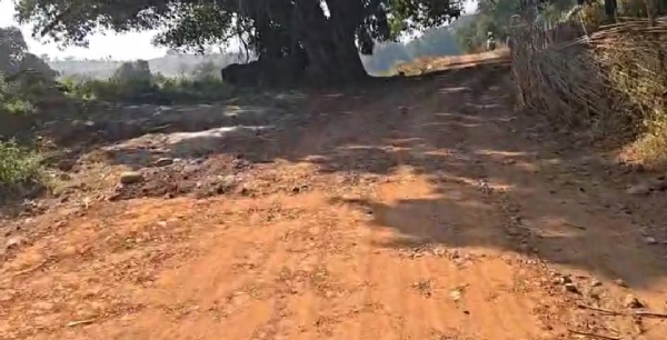 ରାସ୍ତା ନିର୍ମାଣ କାର୍ଯ୍ୟରେ ଠିକା ସଂସ୍ଥାର ମନମାନି କୁ ଗ୍ରାମବାସୀ ଙ୍କ ବିରୋଧ। ରାସ୍ତା ନିର୍ମାଣ କାର୍ଯ୍ୟରେ ଠିକା ସଂସ୍ଥାର ମନମାନି କୁ ଗ୍ରାମବାସୀ ଙ୍କ ବିରୋଧ।