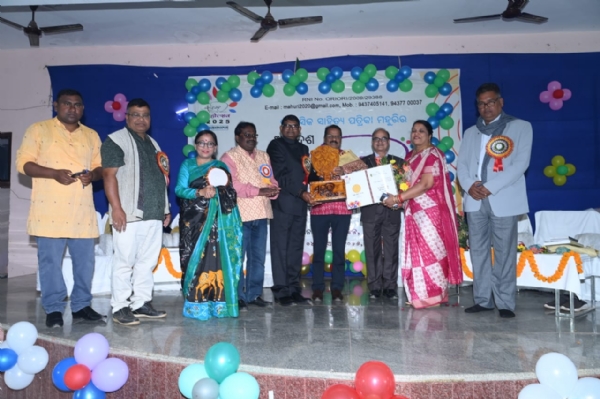 ସାହିତ୍ୟ ଜଗତରେ ମହୁରିର ଭୂମିକା ଅନବଦ୍ୟ, ଅନନ୍ୟ ସୁବର୍ଣ୍ଣପୁରରେ ଅଷ୍ଟାଦଶ ମହୁରି ମହୋତ୍ସବ ଅନୁଷ୍ଠିତ ଡ. ପ୍ରୀତିଧାରା ସାମଲ ଓ ଡ. ନୃପରାଜ ସାହୁଙ୍କୁ ମହୁରି ସମ୍ମାନ ସାହିତ୍ୟ ଜଗତରେ ମହୁରିର ଭୂମିକା ଅନବଦ୍ୟ, ଅନନ୍ୟ ସୁବର୍ଣ୍ଣପୁରରେ ଅଷ୍ଟାଦଶ ମହୁରି ମହୋତ୍ସବ ଅନୁଷ୍ଠିତ ଡ. ପ୍ରୀତିଧାରା ସାମଲ ଓ ଡ. ନୃପରାଜ ସାହୁଙ୍କୁ ମହୁରି ସମ୍ମାନ