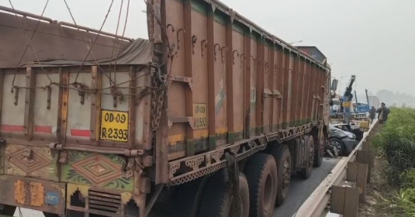 କାରକୁ ଧକ୍କା ଦେଲା ଟ୍ରକ୍ : ଅଳ୍ପକେ ବର୍ତିଲା ଅନେକ ଜୀବନ