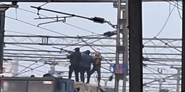 ବିହାରର ମୁଜାଫରପୁରରେ ସାମରିକ ସ୍ଵତନ୍ତ୍ର ଟ୍ରେନ୍ ବହନ କରୁଥିବା ଟ୍ରକ୍ ଓଏଚଇ ସହିତ ଧକ୍କା ହେଲା, ନିଆଁ ଲାଗିଗଲା, ରେଳ ଚଳାଚଳ ବାଧାପ୍ରାପ୍ତ