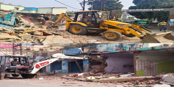 ଭଦ୍ରକ ସହର ପୁରୁଣା ମେଡିକାଲ ନିକଟ ୨୨ ପକ୍କା ଦୋକାନ ଗୃହ ଉପରେ ବୁଲିଲା ବୁଲଡୋଜର