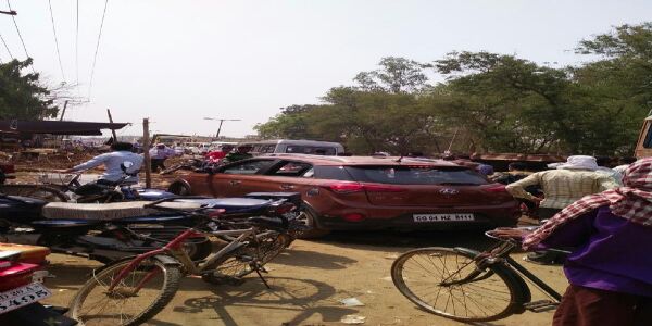 ରାସ୍ତା ମଝିରେ ବେଆଇନ ପାର୍କିଂ ବନ୍ଦ ଦାବୀ