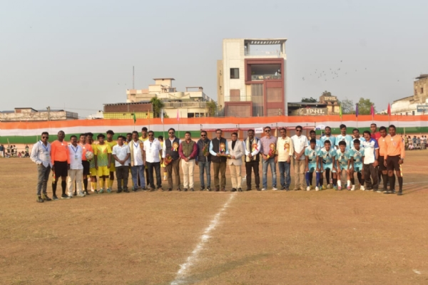 ଚତୁର୍ଥ ଦିନରେ ରାଜ୍ୟ ସ୍ତରୀୟ ଫୁଟବଲ ଟୁର୍ନାମେଣ୍ଟ   ବଲାଙ୍ଗିର,()- ପୃଥ୍ୱୀରାଜ ହାଇସ୍କୁଲ ଖେଳ ପଡିଆ ଠାରେ ବଲାଙ୍ଗିର ଫ୍ରେଣ୍ଡ୍ସକ୍ଳବ ପକ୍ଷରୁ ରାଜ୍ୟ ସ୍ତରୀୟ ଫୁଟବଲ ପ୍ରତିଯୋଗୀତା ଚତୁର୍ଥ ଦିନରେ ପହଁଚିଛି ।  ଆଜିର ଏହି ପ୍ରତିଯୋଗିତାରେ କ୍ଳବ ର ସଭାପତି ଲୋଟସ ଷଢଙ୍ଗୀଙ୍କ ସଭାପତିତ୍ୱରେ ମୂଖ୍ୟ-ଅତିଥି ଭାବରେ ଅତିରିକ୍ତ ଜିଲ୍ଲପାଳ ବିଜୟନନ୍ଦ ସେଠି, ସମ୍ମାନିତ ଅତିଥି ଭାବରେ  ଜିଲ୍ଳା ପ୍ରକଳ୍ପ ଅଧିକାରୀ ତରଣୀ ସୁନା, ଜିଲ୍ଳା ମୁଖ୍ୟ ଚିକିତ୍ସାଅଧିକାରୀ ଡ଼ଃ ପୁଷ୍ପାଞ୍ଜଳି ମିଶ୍ର, ତହସିଲଦାର ଲଗ୍ନଜୀତ ବେହରା,ଡ଼ଃ ତୁଷାର ଠାକୁର, ସେନ୍ତୁରୀୟାନ ୟୁନିଭେର୍ସିଟି ର ଡାଇରେକ୍ଟର ଡ଼ଃ ପ୍ରଦୀପ ଷଡ଼ଙ୍ଗୀ, ଡ଼ଃ ଜୟଶଙ୍କର ମିଶ୍ର  ,କ୍ଲକର ସଧାରଣ ସମ୍ପାଦକ ଜଗନ୍ନାଥ ମିଶ୍ର, ସଂଯୋଜକ ମନୋଜ ମିଶ୍ର ଏବଂ ମଧୁ ବନଛୋର ମଂଚାସିନ ଥିଲେ । ଦେବାଶିଷ ବାଗ, ସୁଦର୍ଶନ ସେଠ, ସଞ୍ଜନ କୁଡେ଼ଇ, ଜ୍ୟୋତି ମହାନନ୍ଦ, ଜିତୁ ଦଳାଇ  ଖେଳ ପରିଚାଳନା କରିଥବା ବେଳେ ମ୍ୟାଚ କମିସନର ଭାବରେ ଶୁନିଲ ଚନ୍ଦ୍ର ବିଶ୍ୱାଲ ରହିଥିଲେ । ଆଜି ଚତୁର୍ଥୀଦିନ ରେ ସ୍ପୋର୍ଟ ହଷ୍ଟେଲ ବଲାଙ୍ଗୀର ଏବଂ ଝାରସୁଗୁଡା ଫୁବବଳ କ୍ଳବ ମଧ୍ୟରେ ହୋଇଥିଲା, ନିର୍ଦ୍ଧାରିତ ସମୟ ମଧ୍ୟରେ ଉଭୟ ଦଳ ପରସ୍ପର ଗୋଲ ଦେଇନଥିଲେ... ପରିଶେଷରେ ଝାରସୁଗୁଡା ଦଳ ପେନଲଟି ସୁଟ ଆଉଟ ଜରିଆରେ  ୫-୩ ଗୋଲରେ ବଲାଙ୍ଗୀର ଦଳ କୁ ପରାସ୍ତ କରି ସେମି ଫାଇନାଲ କୁ ଉର୍ତ୍ତିନ ହୋଇଥିଲା।  ବିଶିଷ୍ଠ କ୍ରିଡାବିତ ଲୋକନାଥ ନେପାକ ଏବଂ ଜୟ ନାରାୟଣ ମେହେର ଙ୍କୁ ଅତିଥିମାନଙ୍କ ଦ୍ୱାରା ସମ୍ମର୍ଦ୍ଧନା କରାଯାଇଥିଲା ।  ପବିତ୍ର ଖୁଣ୍ଟିଆ, ମଧୁ ବନଛୋର, ଲକ୍ଷ୍ମୀ ସ୍ୱାଇଁ, କିଶୋର ଦଣ୍ଡସେନା, ସୋମନାଥ ମିଶ୍ର , ଗୋବିନ୍ଦ ଶତପଥୀ, ସଞ୍ଜୀବ ସାହୁ, ମନୋଜ କୁମାର ମିଶ୍ର,ଆକାଶ ମିଶ୍ର, ମନୋଜ ଦୀପ, ପୃଥୀରାଜ ବରାଡ, ରାମ ନାଏକ, ସୋନୁ ପଟ୍ଟନାୟକ, ପୂର୍ଣ୍ଣ ତ୍ରୀପାଠୀ, ଦେବେନ ପାତ୍ର, ଟିକିି ମହାପାତ୍ର, ଟିକୁ ପରିଚ୍ଚା, ନିତ୍ୟା ପଧାନ, ସରୋଜ ସାହୁ ସନତ ତ୍ରିପାଠୀ, ପୃଥ୍ୱୀରାଜ ବରାଡ଼,ବିକାଶ ସା, ଆରୋ ରଞ୍ଜନ ମହାପାତ୍ର, ବିଦ୍ୟା ସାହୁ, ପ୍ରଦୀପ ସାହୁ, ଅରୁଣ ପଧାନ, ଯତୀନ୍ଦ୍ର ମିଶ୍ର, ସୁଶାନ୍ତ ନେଗୀ ପ୍ରମୁଖ ଉପସ୍ଥିତ ରହି ଖେଳାଳୀ ମାନଙ୍କୁ ଉତ୍ସାହିତ କରିଥିଲେ । ଆସନ୍ତା କାଲି ର ଖେଳ ମୟୁରଭଞ୍ଜ ଓ ଢେଙ୍କାନାଳ ମଧ୍ୟରେ ଖେଳ ଅନୁଷ୍ଠିତ ହେବ ବୋଲି କମିଟୀ ପକ୍ଷରୁ ସୁଚନା ଦେଇଛନ୍ତି । ସଭାକୁ ଶରତ ନନ୍ଦ ପରିଚାଳନା କରିଥିବା ବେଳେ କ୍ଲବର ସଧାରଣସମ୍ପାଦକ ଶ୍ରୀ ମିଶ୍ର ଧନ୍ୟବାଦ ଦେଇଥିଲେ ।