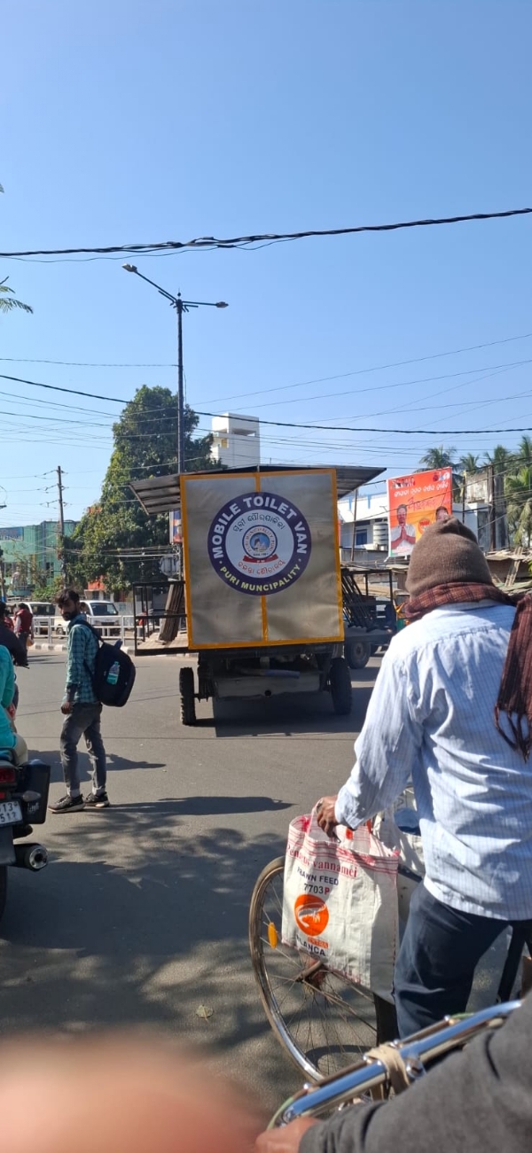 ପୌରସଂସ୍ଥାର ମୋବାଇଲ ଟୟଲେଟ ଠିପି ଖୋଲିଲା ଭିଆଇପି ରୋଡ ଦୁର୍ଗନ୍ଧମୟ