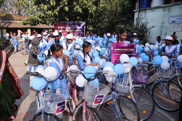 ଏସ୍‌ବିଆଇ ପକ୍ଷରୁ ଛାତ୍ରୀଙ୍କୁ ସାଇକେଲ ବିତରଣ