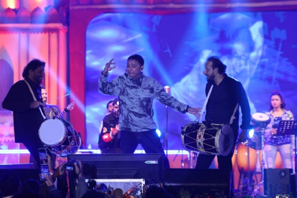 ସମ୍ବଲପୁର ୟୁଥ୍ ଫେଷ୍ଟିଭାଲ ଉଦଯାପିତ : ପ୍ରଛଦପଟ ଗାୟକ ସୁଖବିନ୍ଦର ସିଂଙ୍କ ସ୍ବରରେ ଝୁମିଲେ ସ୍ରୋତା