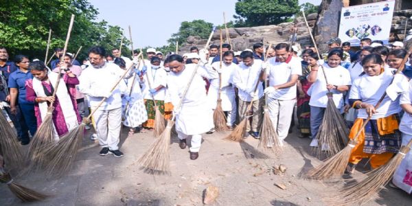 ‘ଏକ ଦିନ୍, ଏକ ଘଣ୍ଟା, ଏକ ସାଥ୍’ ସ୍ୱଚ୍ଛତା ଅଭିଯାନରେ ଯୋଗଦେଲେ ମୁଖ୍ୟମନ୍ତ୍ରୀ