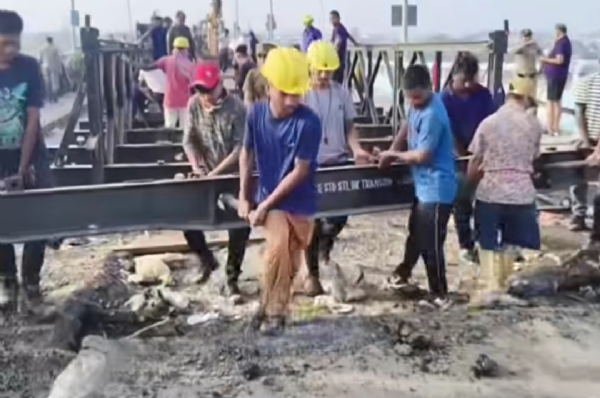 बेली ब्रिज हटाते बीआरओ की टीम बेली ब्रिज हटाते बीआरओ की टीम