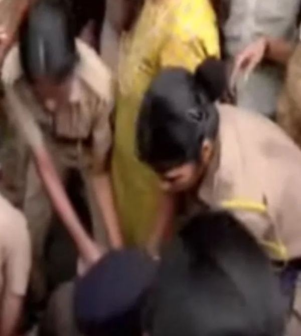 फोटो: मुंबई में प्रदर्शनकारियों पर कार्रवाई करती पुलिस