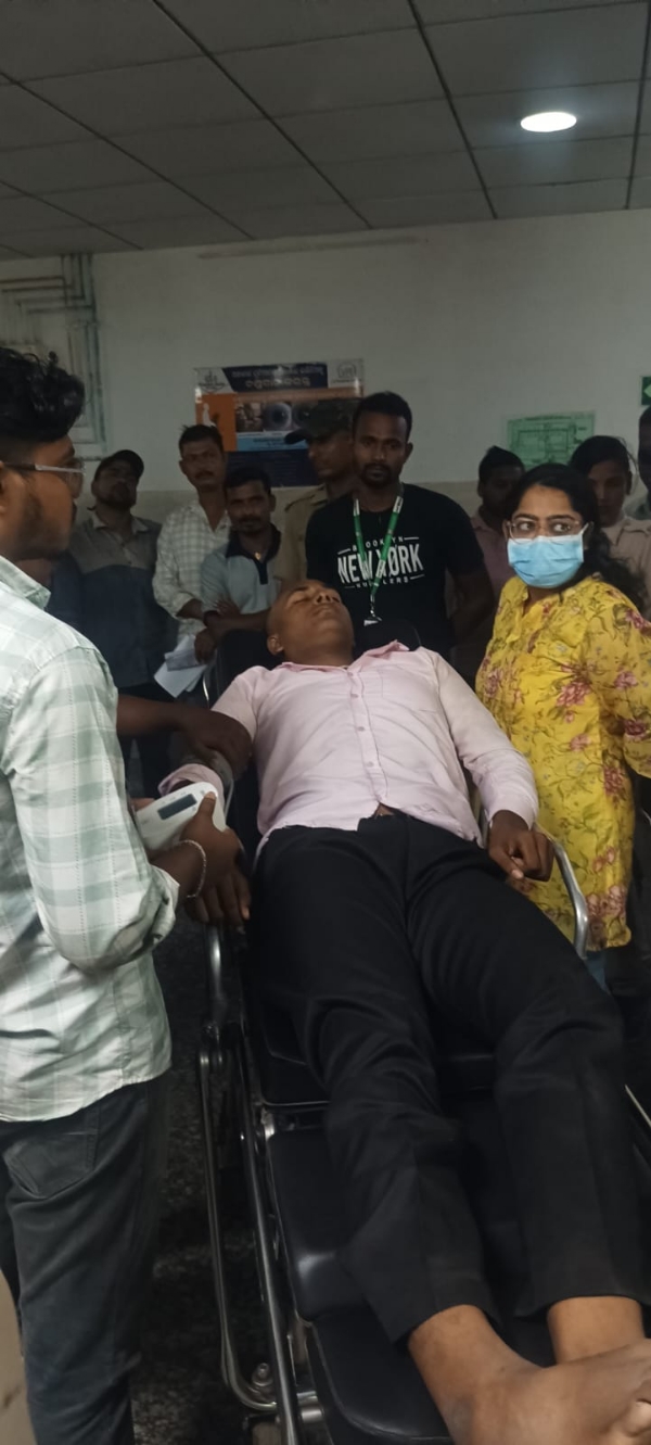 ପଟାମୁଣ୍ଡାଇ ୟୁ, କେ ମହାବିର କଲେଜ ବିଜେଡି ଓ ବିଜେପି କର୍ମୀ ଙ୍କ ଭିତରେ ମାଡ଼ଗୋଳ ପଟାମୁଣ୍ଡାଇ ୟୁ, କେ ମହାବିର କଲେଜ ବିଜେଡି ଓ ବିଜେପି କର୍ମୀ ଙ୍କ ଭିତରେ ମାଡ଼ଗୋଳ