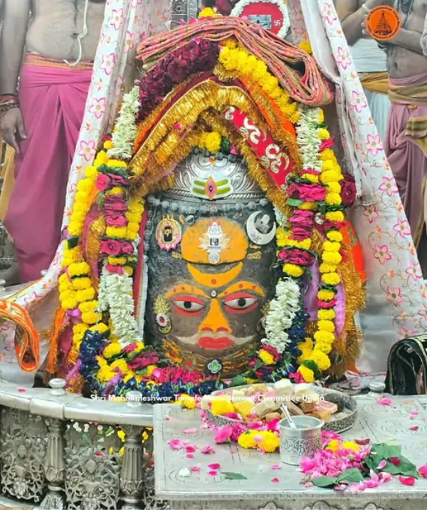 रजत मुकुट, मुंडमाल और रुद्राक्ष की माला से हुआ बाबा महाकाल का दिव्य शृंगार