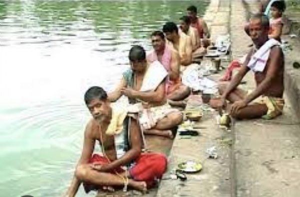 ମହାଳୟା ଅମାବାସ୍ୟାରେ ପିତୃପୁରୁଷଙ୍କପିଣ୍ଡଦାନ କଲେ ହଜାର ହଜାର ଶ୍ରଦ୍ଧାଳୁ ମହାଳୟା ଅମାବାସ୍ୟାରେ ପିତୃପୁରୁଷଙ୍କପିଣ୍ଡଦାନ କଲେ ହଜାର ହଜାର ଶ୍ରଦ୍ଧାଳୁ