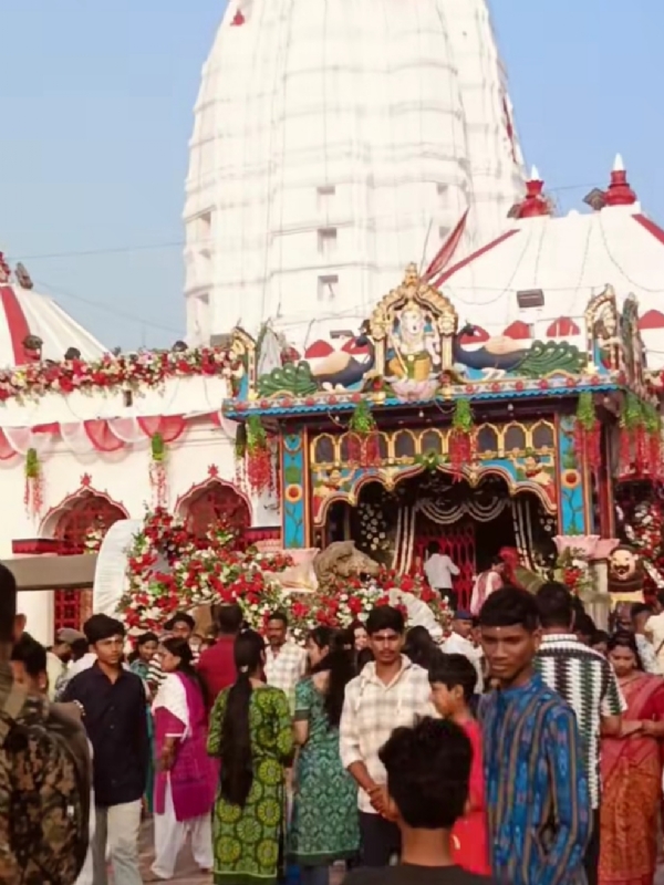 ପବିତ୍ର ମହାଳୟାରେ ଧବଳମୁଖୀ ବେଶରେ ମାଁ ସମଲେଶ୍ୱରୀଙ୍କ ଦର୍ଶନ ପାଇଁ ଶ୍ରଦ୍ଧାଳୁଙ୍କ ନାହିଁ ନଥିବା ଭିଡ଼ ପବିତ୍ର ମହାଳୟାରେ ଧବଳମୁଖୀ ବେଶରେ ମାଁ ସମଲେଶ୍ୱରୀଙ୍କ ଦର୍ଶନ ପାଇଁ ଶ୍ରଦ୍ଧାଳୁଙ୍କ ନାହିଁ ନଥିବା ଭିଡ଼