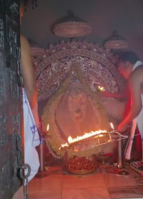 ପବିତ୍ର ମହାଳୟାରେ ଧବଳମୁଖୀ ବେଶରେ ମାଁ ସମଲେଶ୍ୱରୀଙ୍କ ଦର୍ଶନ ପାଇଁ ଶ୍ରଦ୍ଧାଳୁଙ୍କ ନାହିଁ ନଥିବା ଭିଡ଼ ପବିତ୍ର ମହାଳୟାରେ ଧବଳମୁଖୀ ବେଶରେ ମାଁ ସମଲେଶ୍ୱରୀଙ୍କ ଦର୍ଶନ ପାଇଁ ଶ୍ରଦ୍ଧାଳୁଙ୍କ ନାହିଁ ନଥିବା ଭିଡ଼