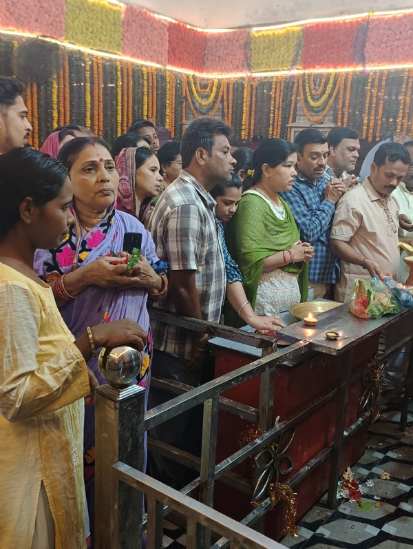 ଶାରଦୀୟ ନବରାତ୍ର ପୂଜାପ୍ରଥମ ଦିନରେ  ମା ସମଲେଶ୍ବରୀ ଶୈଳପୁତ୍ରୀ ବେଶରେ ଦର୍ଶନ