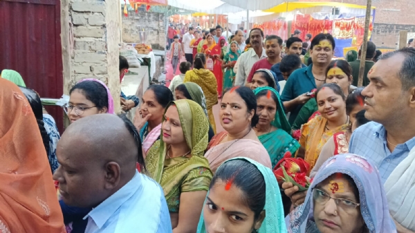 शैलपुत्री के दरबार में दर्शन के लिए कतारबद्ध श्रद्धालु महिलाएं