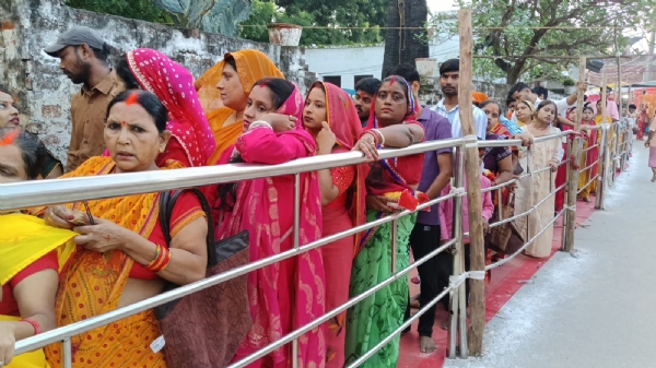 शैलपुत्री के दरबार में दर्शन के लिए कतारबद्ध श्रद्धालु महिलाएं