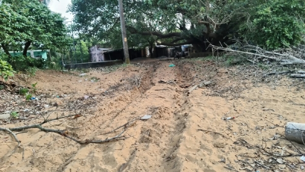 ଦିନରେ ବାଲିବନ୍ତ ରୁ ବାଲି ଚୋରି ଧୃତରାଷ୍ଟ୍ର ପରି ବସିଛି ପ୍ରଶାସନ : ଭୁଶୁଡି ପଡିବ ହରିସହଦେବ ମନ୍ଦିର