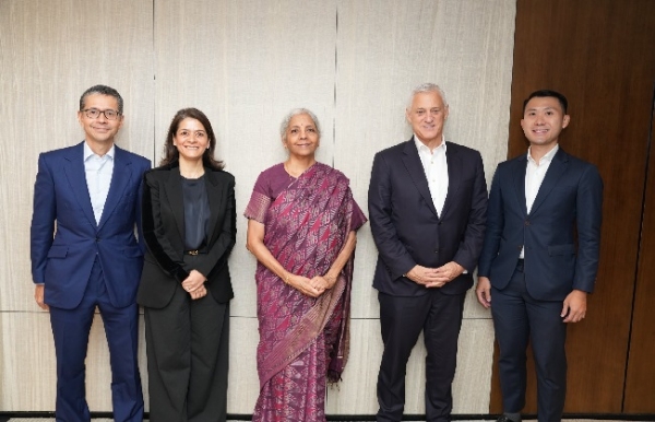 स्टैंडर्ड चार्टर्ड बैंक के समूह चीफ एग्जीक्यूटिव ऑॅफिसर बिल विंटर्स के साथ मुलाकात करते सीतारमण स्टैंडर्ड चार्टर्ड बैंक के समूह चीफ एग्जीक्यूटिव ऑॅफिसर बिल विंटर्स के साथ मुलाकात करते सीतारमण