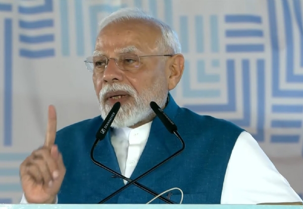 कार्यक्रम को संबोधित करते प्रधानमंत्री कार्यक्रम को संबोधित करते प्रधानमंत्री