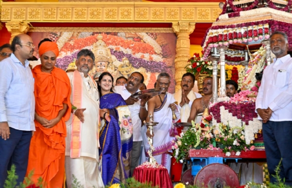 दशहरा उत्सव की शुरुआत देवी चामुंडेश्वरी को फूल अर्पित करने के साथ होती है।
