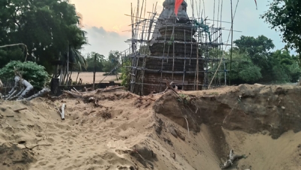 ଦିନରେ ବାଲିବନ୍ତ ରୁ ବାଲି ଚୋରି ଧୃତରାଷ୍ଟ୍ର ପରି ବସିଛି ପ୍ରଶାସନ : ଭୁଶୁଡି ପଡିବ ହରିସହଦେବ ମନ୍ଦିର