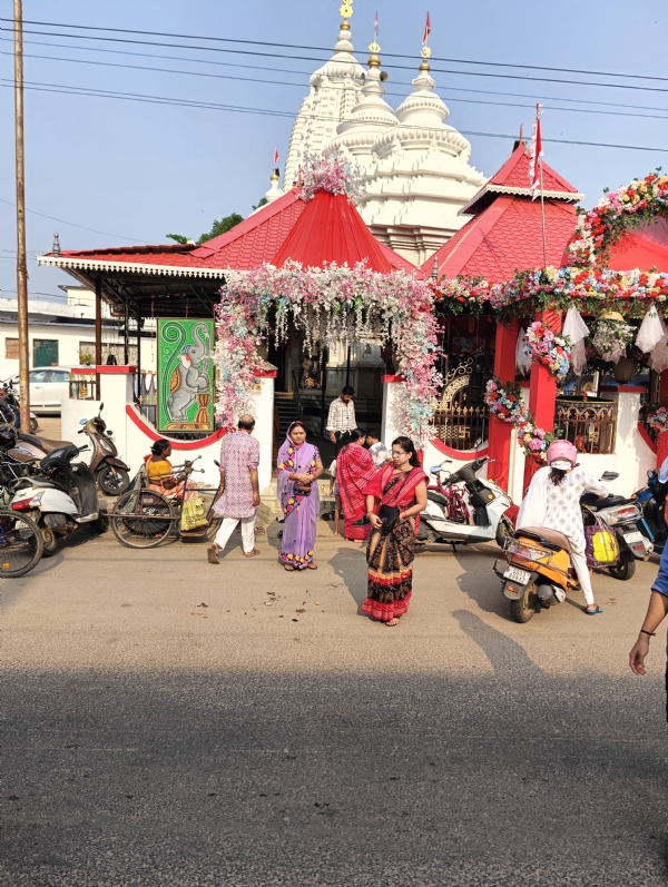 ଶାରଦୀୟ ନବରାତ୍ର ପୂଜାପ୍ରଥମ ଦିନରେ  ମା ସମଲେଶ୍ବରୀ ଶୈଳପୁତ୍ରୀ ବେଶରେ ଦର୍ଶନ