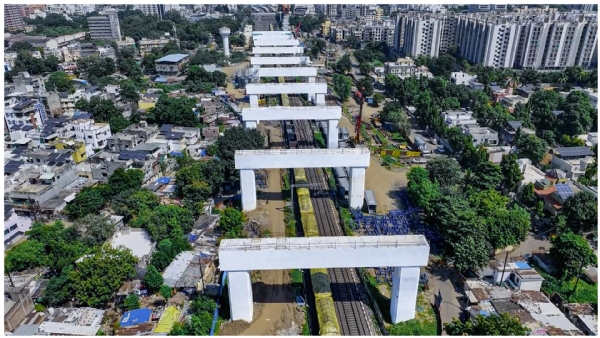 दिल्ली-मुंबई राजधानी रेलमार्ग के ऊपर सभी 14 पोर्टल बीम का निर्माण