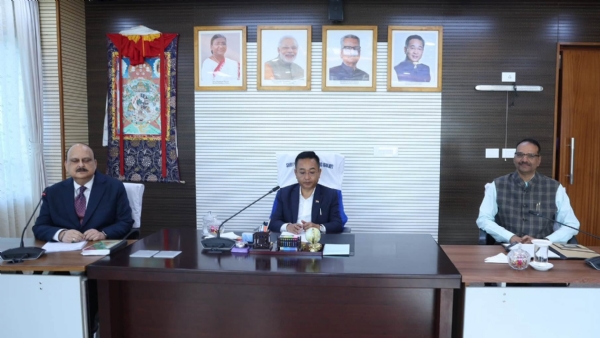 मन्त्रीमण्डलको बैठकमा मुख्यमन्त्री, मुख्य सचिव र मुख्य प्रशासक।