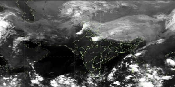 ଦିଲ୍ଲୀରେ ବଦଳିଲା ପାଗ, ଝଡ଼ବର୍ଷାରେ ଆରମ୍ଭ ହେଲା ସକାଳ